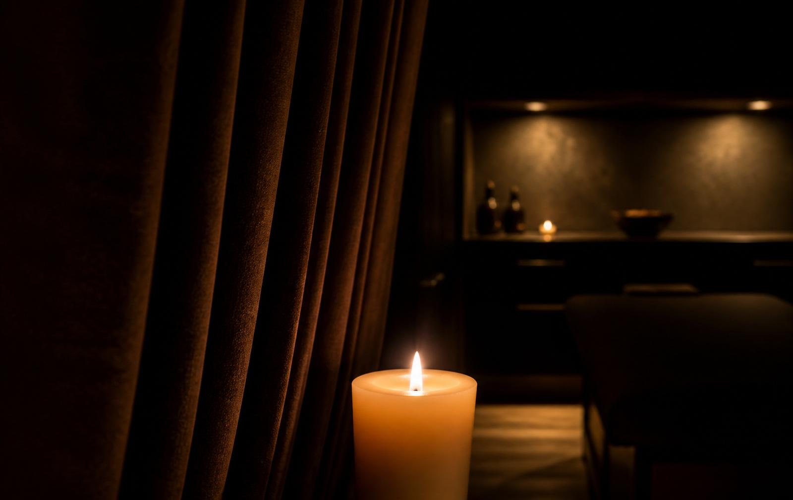 Ameliya Massagestudio in Berlin-Wilmersdorf - Behandlungsraum bei warmem Kerzenlicht mit dunklem Vorhang für die klassische Erotikmassage