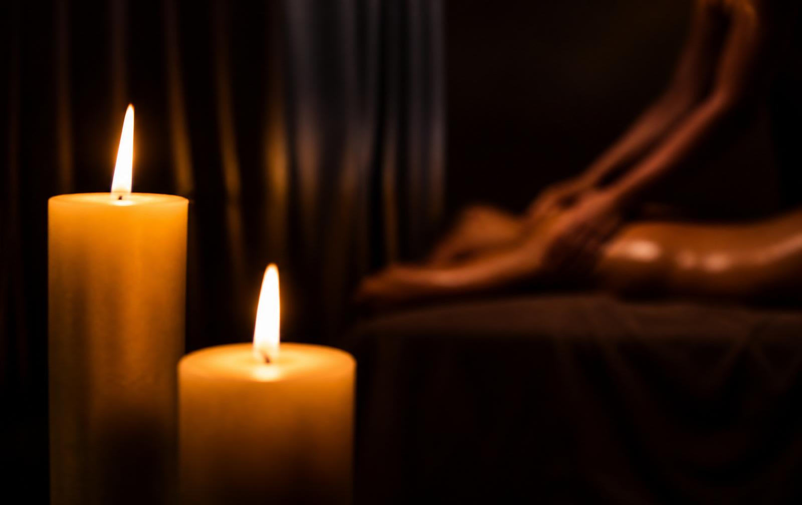 Ameliya Massagestudio Berlin-Wilmersdorf - stimmungsvoller Raum mit zwei Kerzen und dunklem Vorhang für die Tantra Body-to-Body Massage