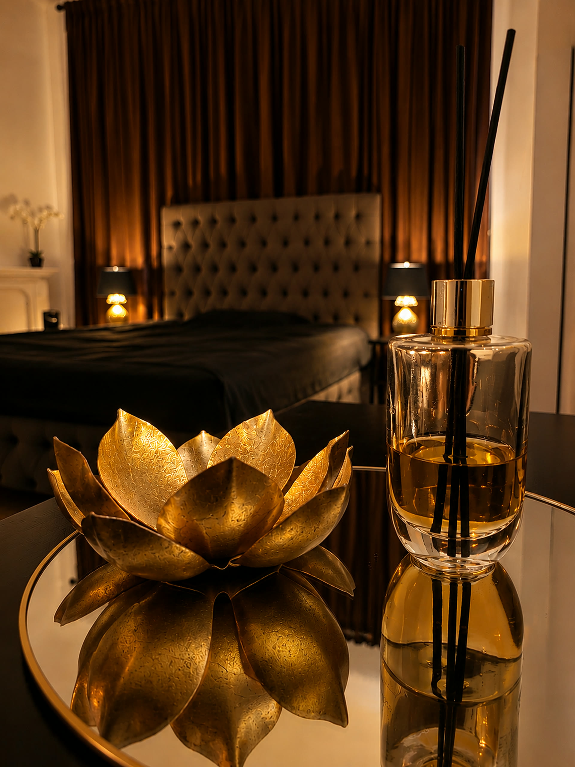 Elegantes Behandlungszimmer im Ameliya Massage Studio Berlin-Wilmersdorf mit goldener Lotusfigur und Duftdiffusor